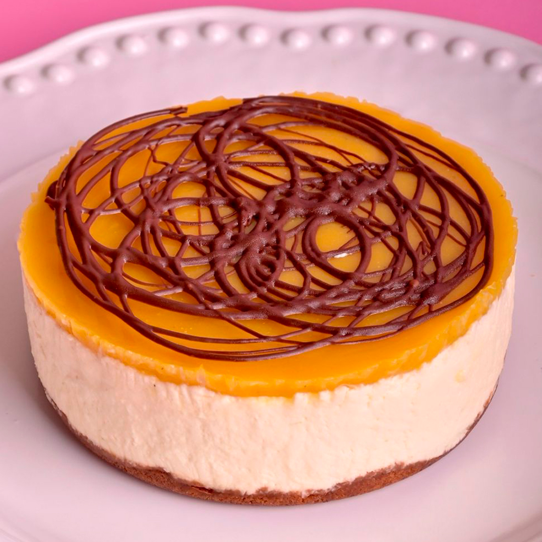 Cheesecake de maracuyá con base de brownie de milo melcochudo